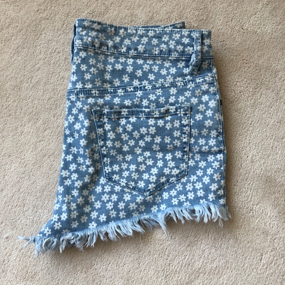 🌼 PacSun FLORAL denim shorts 🌼